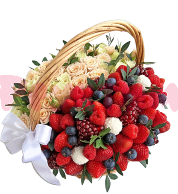 Корзина с розами и ягодами