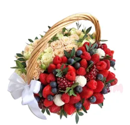 Корзина с розами и ягодами
